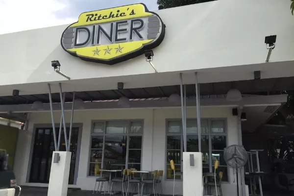 Ritchie's Diner on the outside