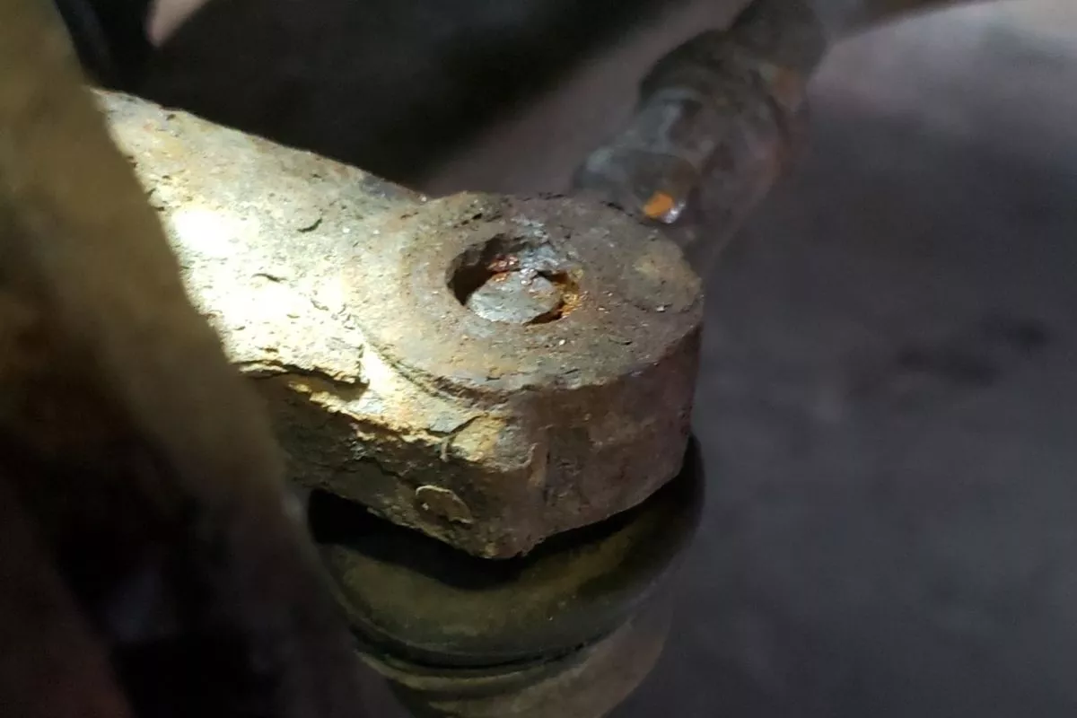A picture of a very rusty tie rod