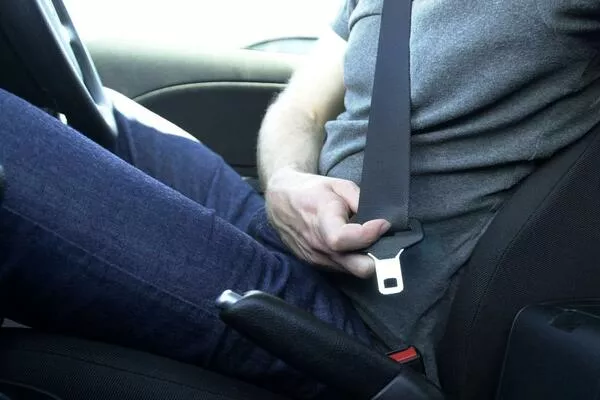 Woman putting seatbelt