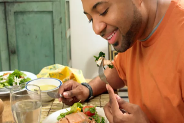 Lean protein such as chicken, turkey and whole grains keeps you alert while driving for long hours. Man eating