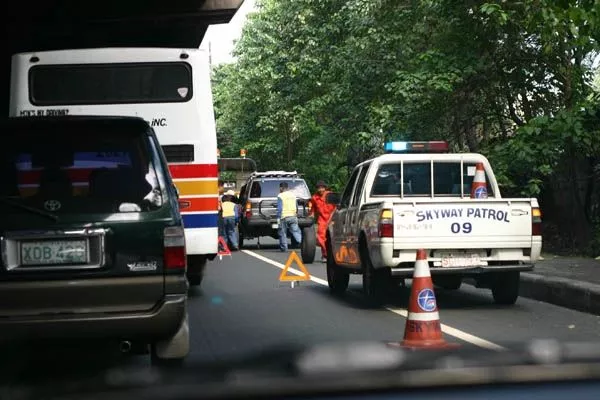 A picture of an SLEX patrol assisting a motorist