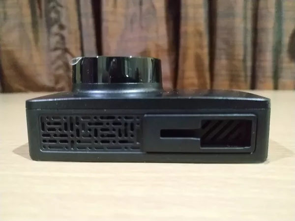 Speaker, air vent and T-slot on top yi compact dash cam exterior
