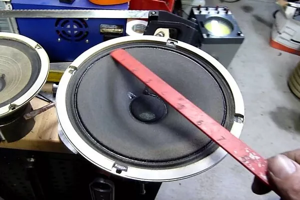 Measuring the speaker size