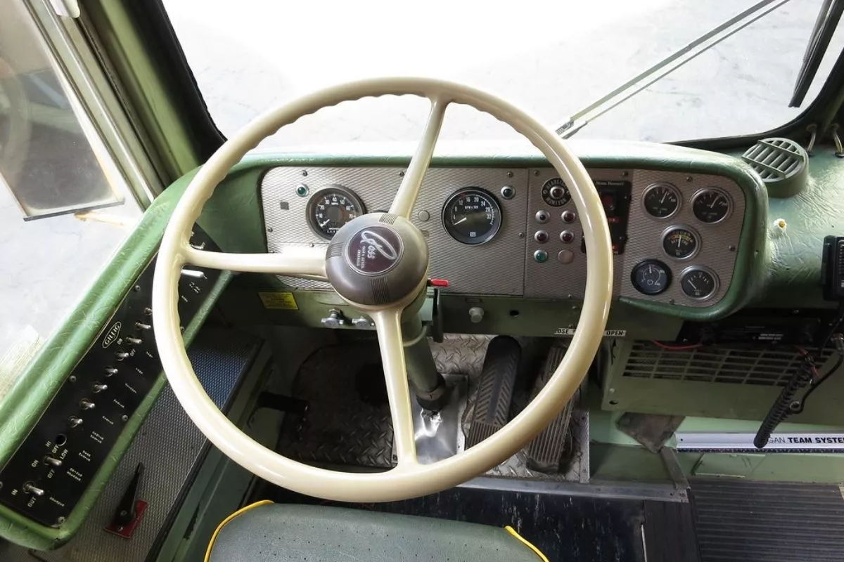 A picture of an old car's steering wheel