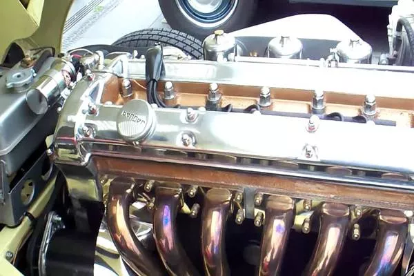 Straight engine type comes with 4-cylinder, 6-cylinder or 8-cylinder configuration Straight engine