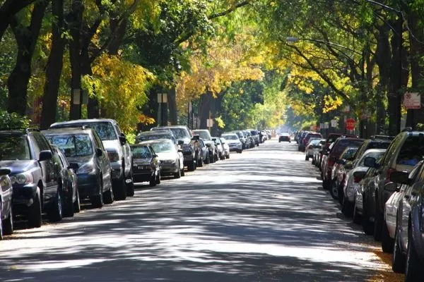 Street parking in an orderly street