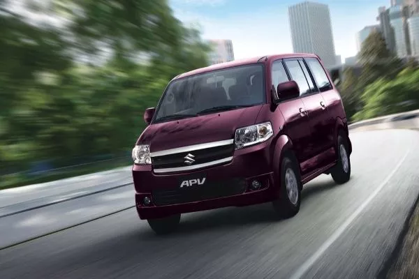 A picture of a Suzuki APV travelling rapidly on a road