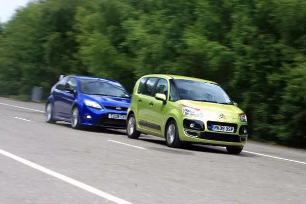 Avoid tailgating, keep your distance tailgating car