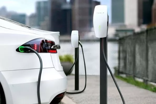 A Tesla filling up its battery