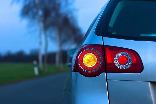 Turning signal lights should respond well for a safe driving Test drive tips_check turn signal