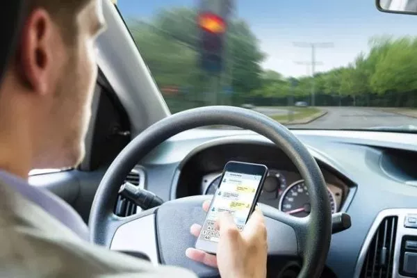 A picture of a teenager texting while driving