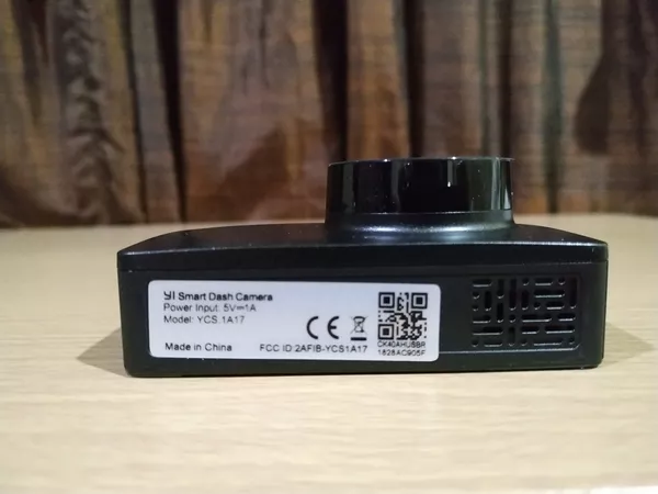 The air vent extends all the way to the bottom edge yi compact dash cam exterior