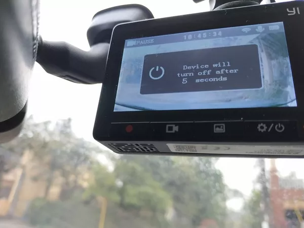 Mounting the dash cam on the windshield Mounting the dash cam on the windshield