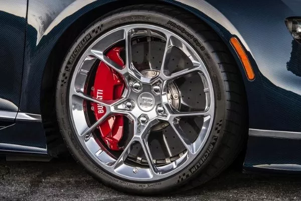 A picture of  a Bugatti Veyron's wheels, tires, and brakes