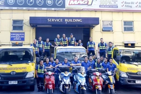 Join the AAP auto club for a more convenient driving experience AAP employees posing for a photo