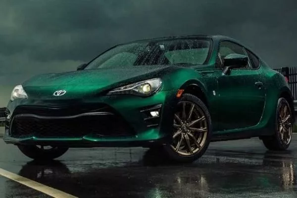 A picture of the Toyota 86 Hakone Edition on the side of a road