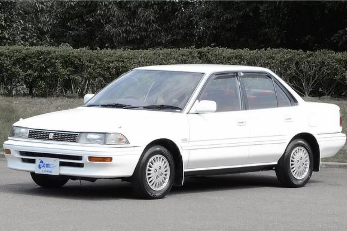A picture of the Toyota Corolla E90 climbing a hill