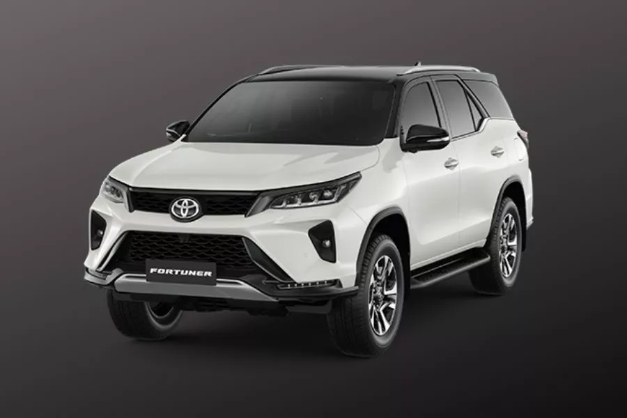 Toyota Fortuner front view