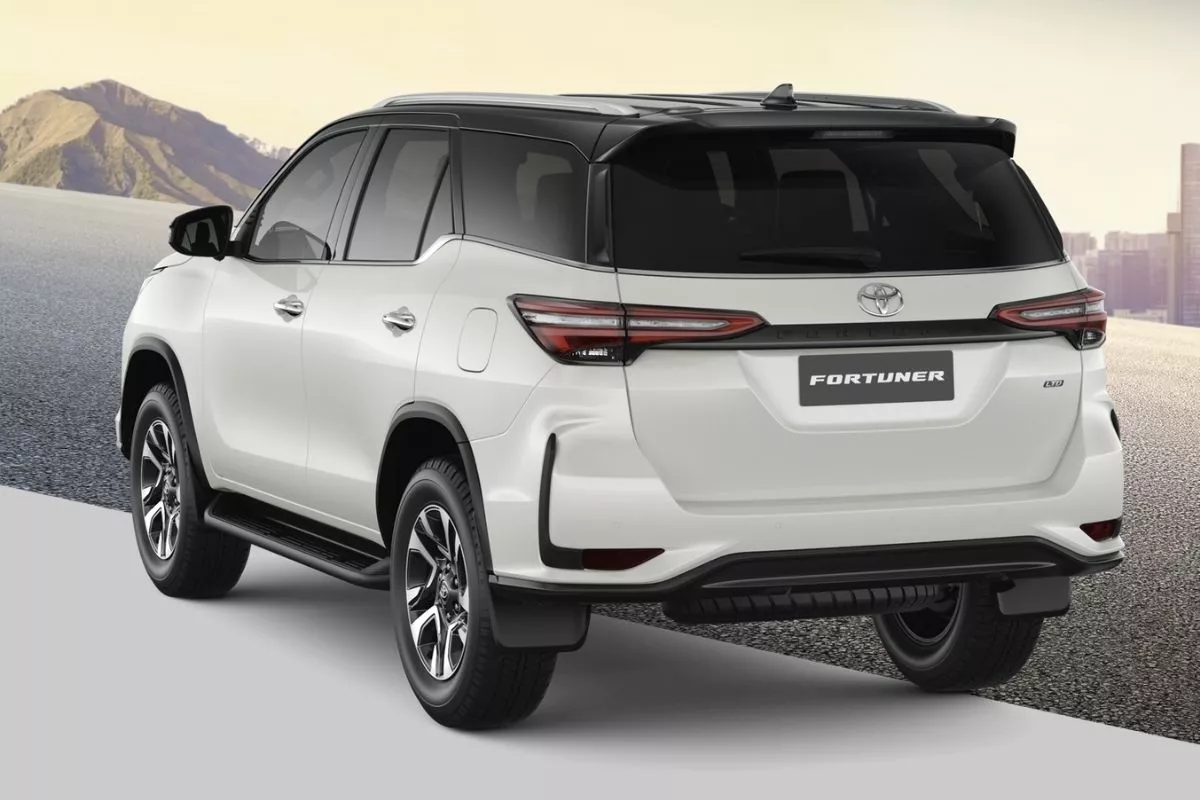 Toyota Fortuner rear view