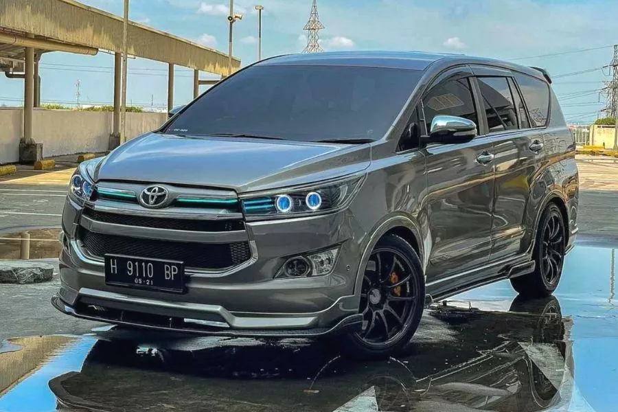 Toyota Innova modified front view