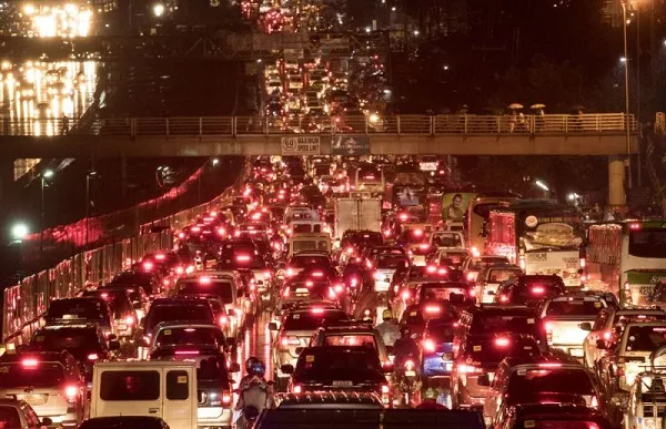 Traffic jams are especially worse at night when people are generally eager to get home A picture of a night traffic jam on EDSA