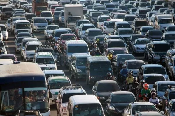 A picture of heavy traffic in Metro Manila