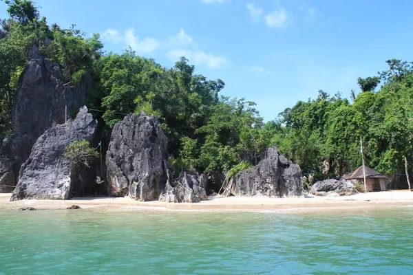 Trees beside the beach sure give relaxing beach vibe | via Flickr Borawan beach