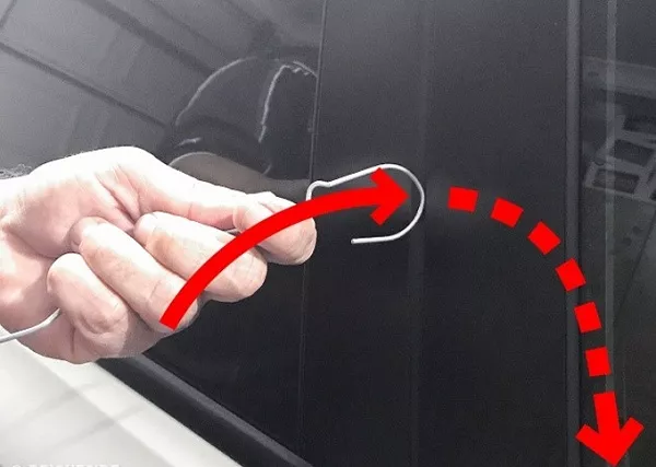 Unlock car tip_Coat hanger method