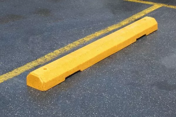 a yellow parking curb