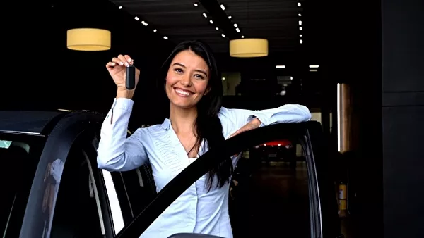 women buying cars