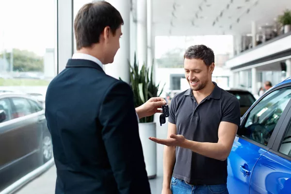 Man gets car's key from the dealer