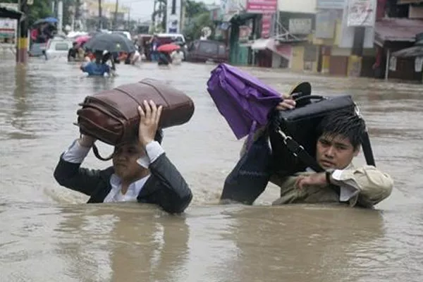 Photo of Filipinos going through flood