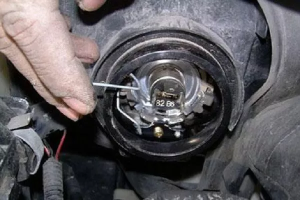 removing the power head of car headlight