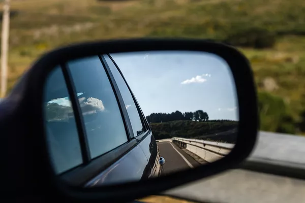 The driver should adjust the rearview mirror up and down to clearly see the rear end of the car car Side mirror