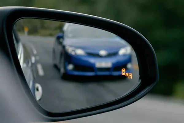 A photo showing how Blind Spot Warning works