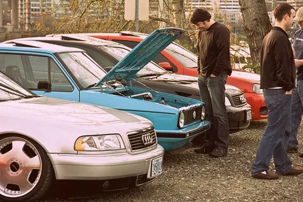 A man seeing a car