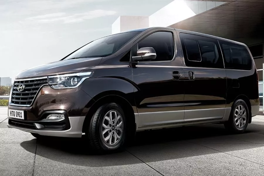 The Hyundai Grand Starex A picture of the Hyundai Grand Starex parked near some buildings