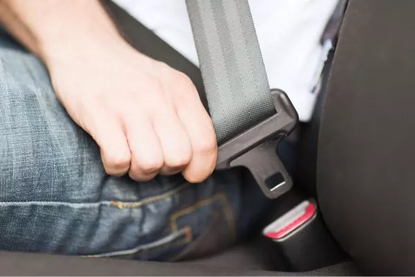fastening seat belts in car 