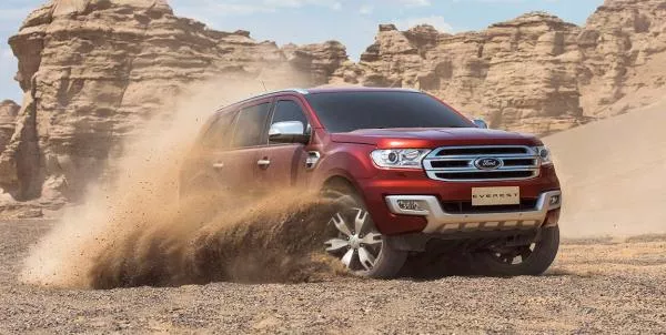 angular front of the Ford Everest running on sand