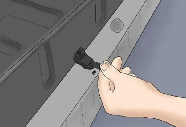 After having located the end of the cord, pull on it to unlock the back seats and make them fall forward emergency trunk cord