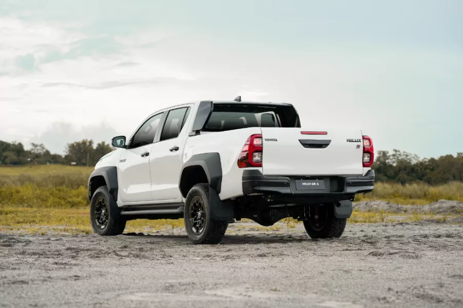 Toyota Hilux side view