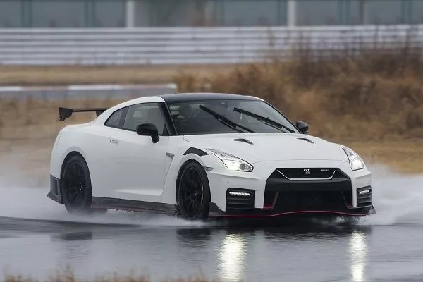 A picture of a Nissan GT-R NISMO driving in the rain.