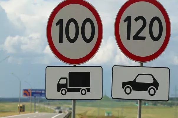 Traffic signs for vehicles' speed limit