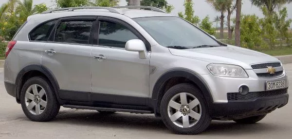 A silver Chevrolet Captiva side view