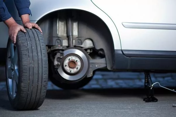 Replacing a car tire