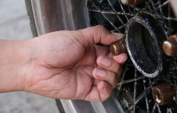 Tighten the screws by hand Tighten the screws