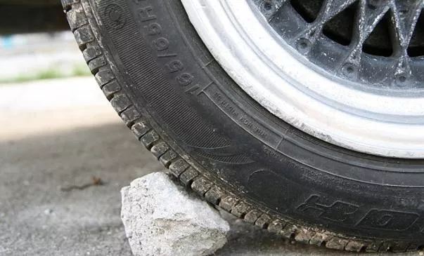 Use heavy loads to secure the tires secure the tire by a rock