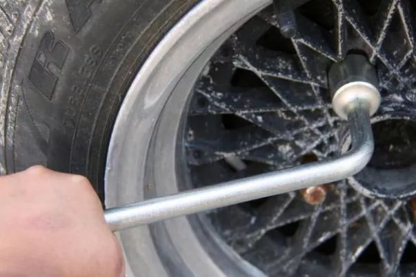 Remove the wheel hubcap and loosen the screws by turning counterclockwise Remove the wheel hubcap