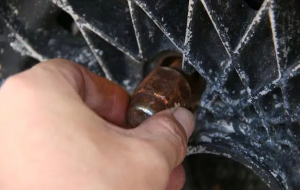 Turn the nuts counterclockwise until they are all loose Remove the nuts