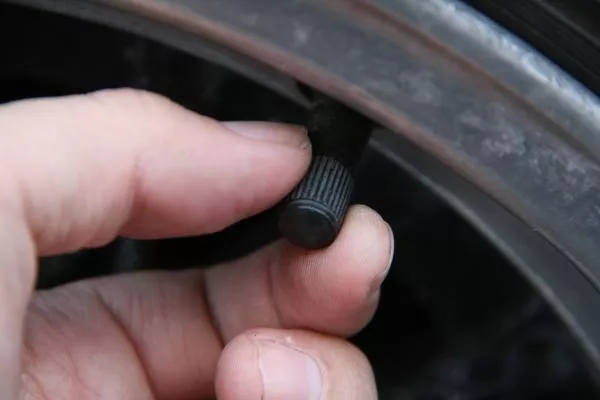 Checking the tire valve 